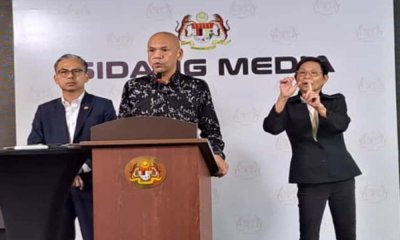  Armizan (tengah) ketika sidang media mingguan pasca mesyuarat Kabinet di sini pada Jumaat.