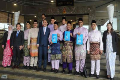 Amirudin (lima dari kanan) bergambar bersama Setiausaha Kerajaan Negeri, Pegawai Kewangan Negeri dan Exco Selangor di Bangunan Setiausaha Kerajaan Selangor (SUK), pada Jumaat.