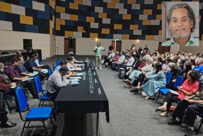 Sesi Libat Urus Penduduk Bukit Damansara bersama DBKL diadakan di Pusat Komuniti Bukit Damansara pada Jumaat. Gambar kecil: Khairy