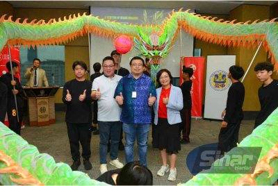 Spencer (dua dari kanan) bersama Kevin Chang (dua dari kiri) dan Chia Lee Yun (kanan) ketika melancarkan gimik pelancaran RWG National Luminous Dragon King Championship 2025 yang akan berlangsung 14 Disember di Arena of Stars. FOTO SINAR HARIAN-MOHD HALIM ABDUL WAHID