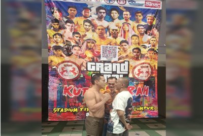 Rosli (tengah) bersama peninju pada sesi timbang berat.