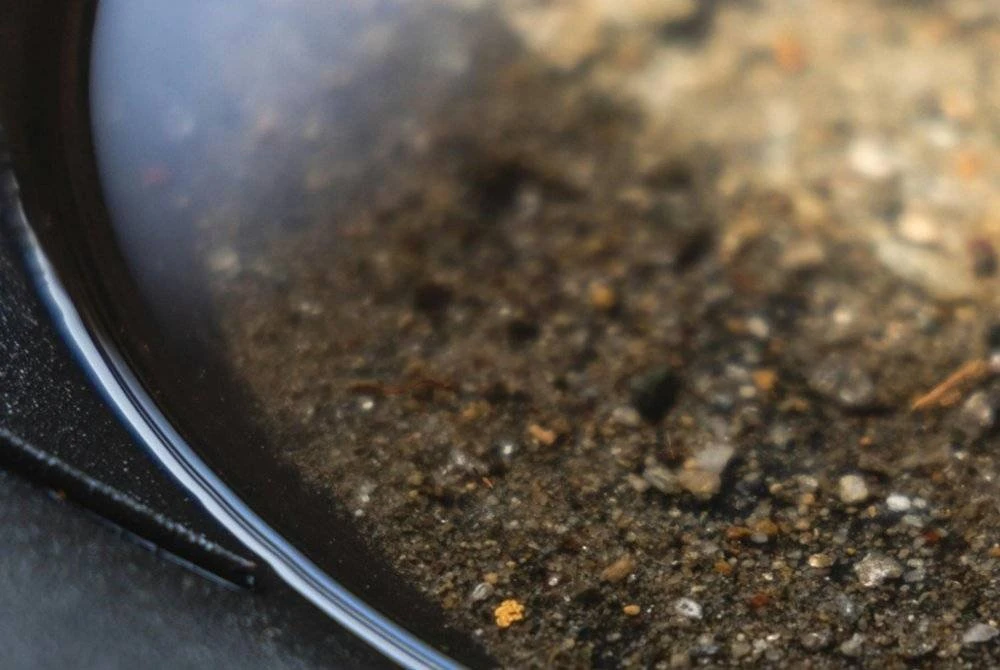 Membenarkan rakyat Kelantan mendulang emas bukan sahaja membuka pintu rezeki baharu, tetapi mengangkat kembali identiti negeri sebagai kawasan kaya sumber mineral. - Foto hiasan