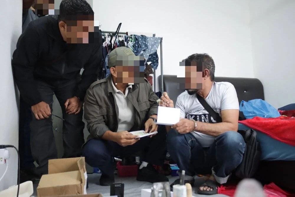 Sindiket mempunyai pakar grafik, IT dan percetakan untuk direkrut bagi memalsukan dokumen imigresen.