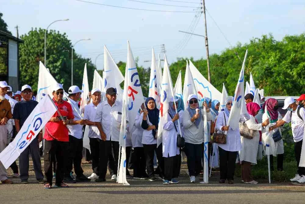 Para penyokong parti bertanding berkumpul di sekitar Pusat Penamaan Calon di Dewan Arena Masyarakat Semporna sempena proses penamaan calon PRN Sabah ke-17 pada Sabtu. Foto Bernama