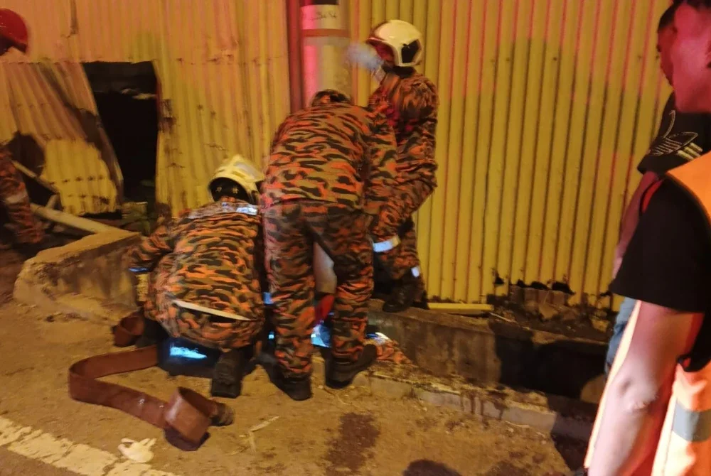 Kerja-kerja menyelamat yang dijalankan oleh pasukan operasi.