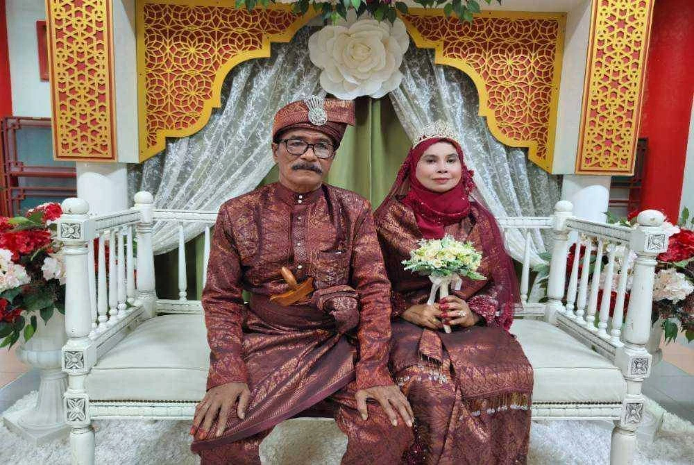 Leman dan Mahriah bersanding atas pelamin selepas sah menjadi suami isteri.