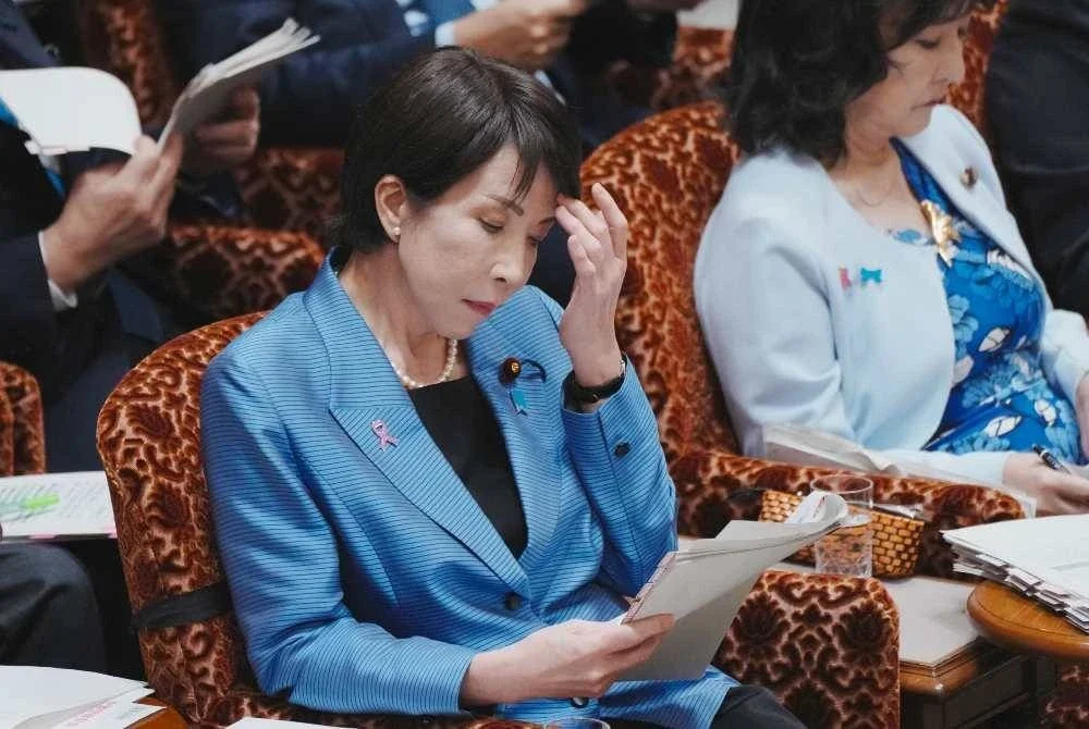 Sanae Takaichi (kiri) menghadiri sesi Jawatankuasa Belanjawan Dewan Kaunselor di Parlimen Jepun (National Diet) di Tokyo pada 12 November lalu.-AFP