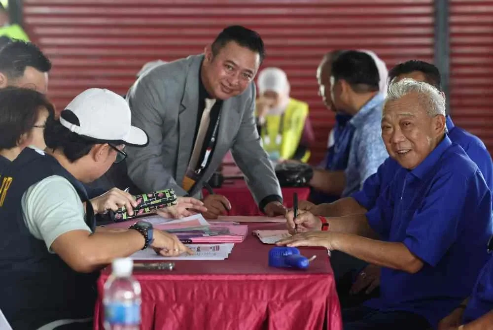 Bung Moktar menandatangani borang penamaan calon di pusat penamaan calon di Dewan Sri Lamag pada Sabtu. Foto Bernama