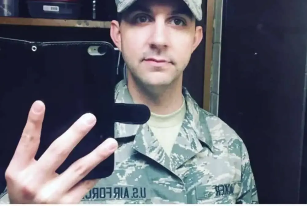 Acker ditemui meninggal dunia dalam mesin pengendalian surat USPS di Allen Park, Michigan.