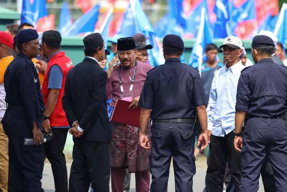 Abdul Hata (kiri) bagi DUN Sulanayan gagal menyerahkan borang pencalonan kerana tiba selepas jam 10 pagi di Pusat Penamaan Calon Dewan Arena Masyarakat Semporna. Foto Bernama