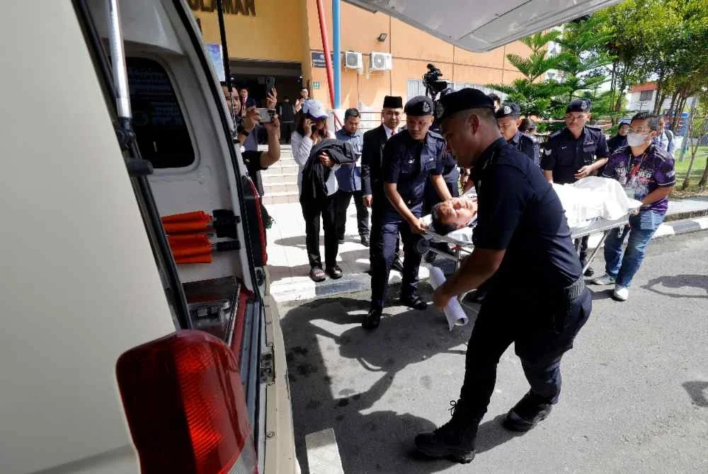 Dusi pengsan ketika proses penamaan calon di Dewan Seri Sulaman, Tuaran. Foto Bernama