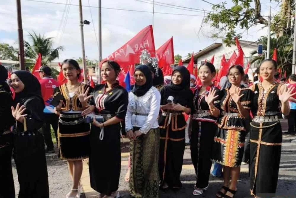 Penyokong tampil mengayakan pelbagai busana tradisional masyarakat Sabah. Foto Bernama