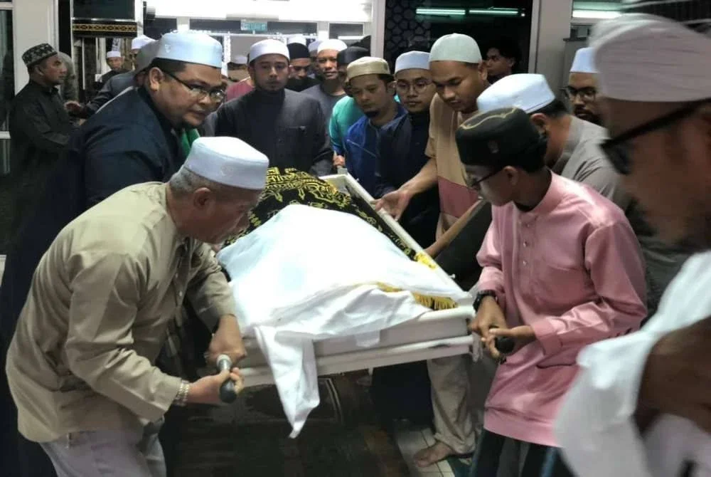 Jenazah tiba dari Terengganu sekitar jam 6.30 pagi Sabtu sebelum dibawa ke Masjid Al Makmur, Sungai Lalang untuk disolatkan.
