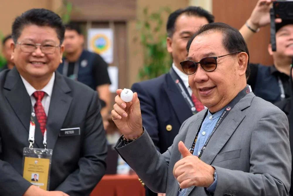 Jeffrey (kanan) yang juga Ahli Parlimen Keningau sekali lagi mempertaruhkan pengaruh dan rekod perkhidmatannya untuk mengekalkan kerusi yang disandangnya itu dengan berdepan pertandingan tujuh penjuru. Foto Bernama