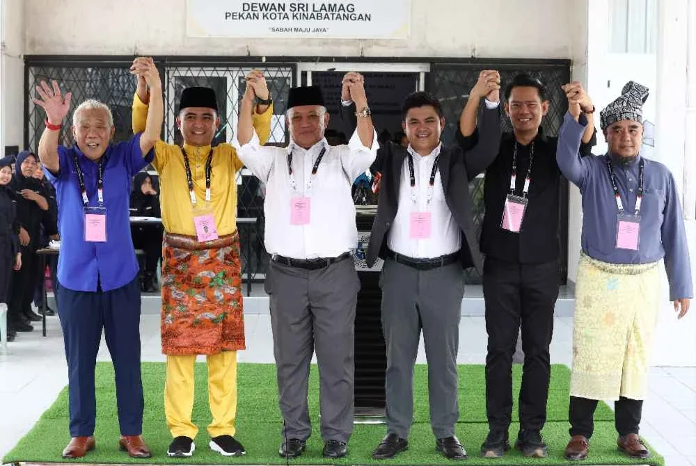 Bung Moktar (kiri) bersama calon DUN Lamag yang lain selepas diumumkan layak bertanding pada PRN Sabah ke-17 di Pusat Penamaan Calon di Dewan Sri Lamag pada Sabtu. Foto Bernama