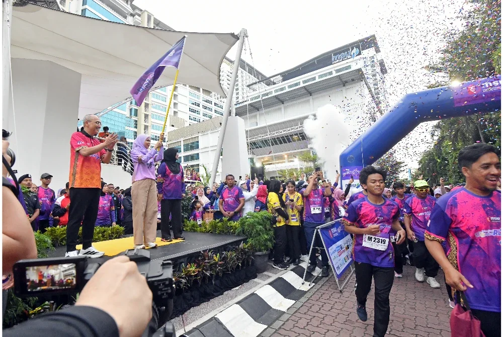 Tengku Permaisuri Norashikin berkenan melancarkan sesi ‘flag off’ kategori lima kilometer (km) dan menyertai ‘fun run’ itu sehingga ke garisan penamat. - Foto: Jabatan Media dan Strategik Komunikasi MSU