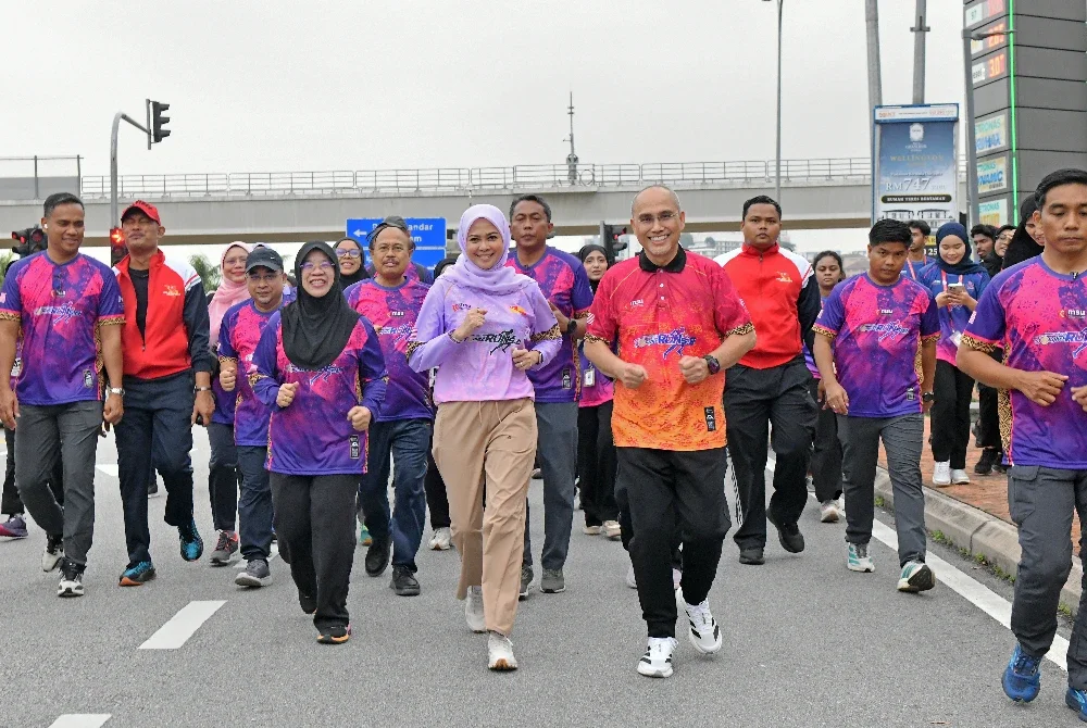 Tengku Permaisuri Norashikin (tengah) turut menyertai acara larian. - Foto: Jabatan Media dan Strategik Komunikasi MSU