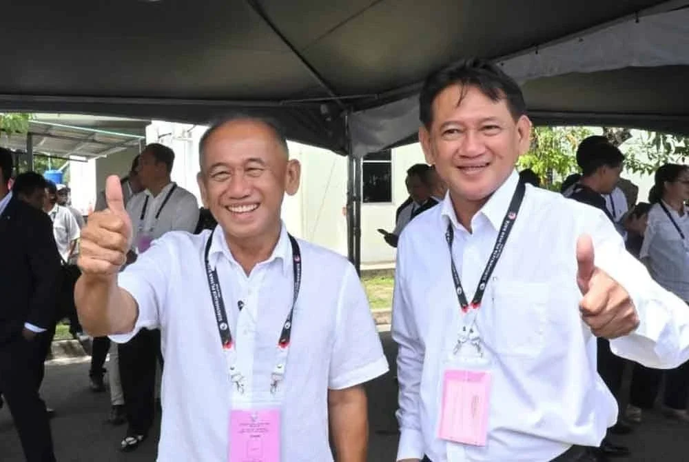 Awang Ahmad Sah (kiri) bersama adiknya, Awang Husaini semasa penamaan calon di Dewan Sri Putatan, pada Sabtu.