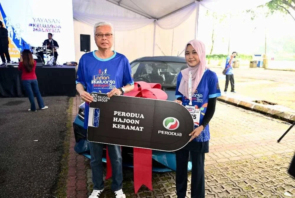 Peserta menerima Perodua Axia ketika cabutan bertuah sempena LKM 2025.