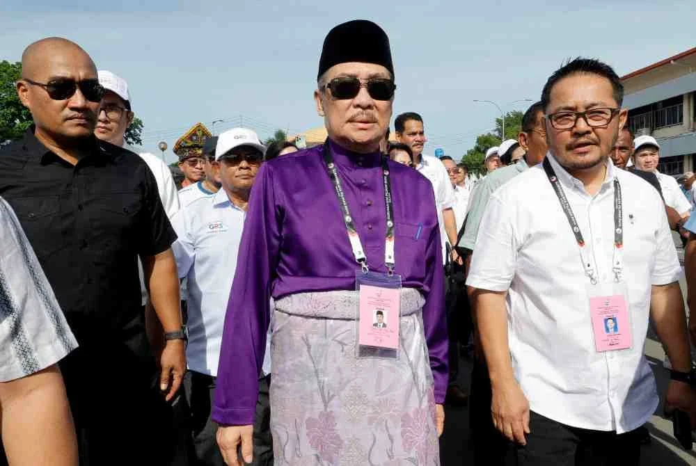 Hajiji (tengah) hadir mengemukakan borang pencalonan pada proses penamaan calon PRN Sabah ke-17 DUN Sulaman di Dewan Seri Sulaman pada Sabtu. Foto Bernama