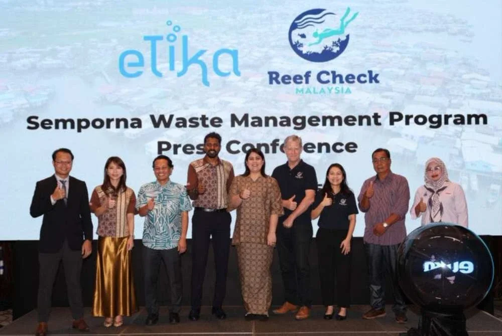 Dari kiri: Pengurus Projek Marea, Ahmad Zhafri Samsudin; Naib Presiden Pemasaran Etika Sdn Bhd, Amy Gan; bekas Menteri Sumber Asli dan Kelestarian Alam, Nik Nazmi Nik Ahmad; Ketua Pegawai Eksekutif Kumpulan Syarikat Etika, T S Santharuban; Dr Dayang Siti Maryam Mohd Hanan dari KePKAS; Ketua Pegawai Eksekutif Reef Check Malaysia (RCM), Julian Hyde; Ketua Pegawai Operasi RCM, Theresa Ng; wakil Kampung Sri Aman, Hassan Gabra Hajan serta Penolong Pegawai Tadbir Pejabat Daerah Semporna, Samsiah Sabdan ketika merasmikan majlis pelancaran Program Pengurusan Sisa Semporna pada Selasa. Foto Etika Sdn Bhd