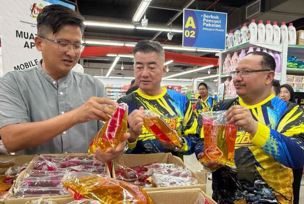 Allex (kiri) meninjau bekalan minyak masak peket di pasaran.