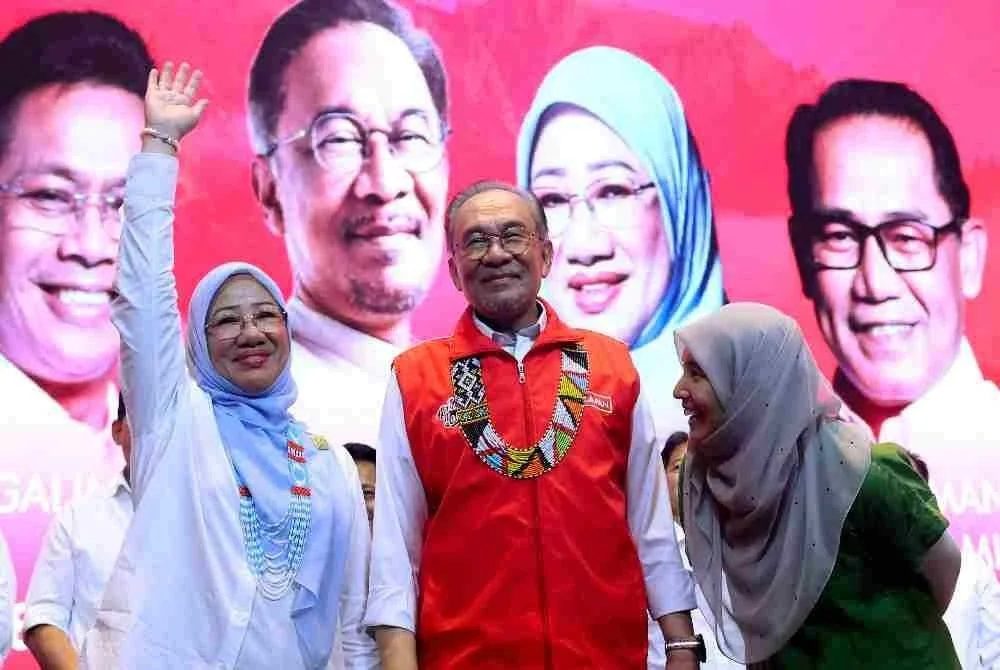 Rufinah (kiri) antara calon yang berentap dalam saingan 14 penjuru di kerusi DUN Tulid pada PRN Sabah ini. Foto: Bernama