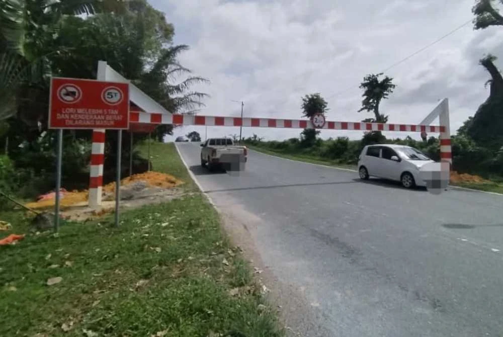 Ramai merungut selepas palang setinggi 2.1 meter dipasang di laluan Bandar Putra ke Lapangan Terbang Senai.
