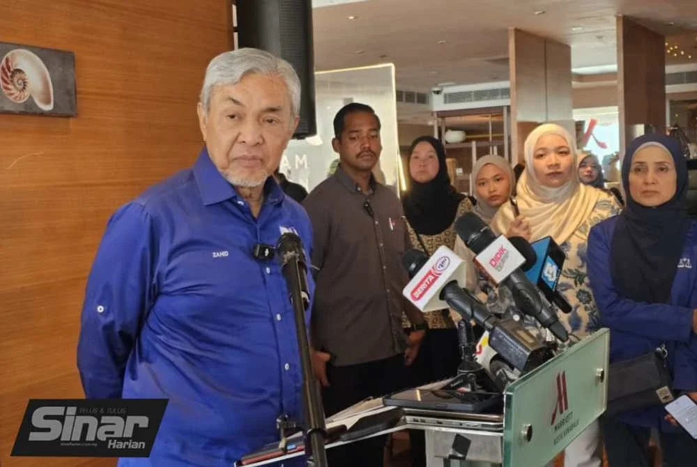Ahmad Zahid ketika sidang akhbar di Kota Kinabalu pada Sabtu