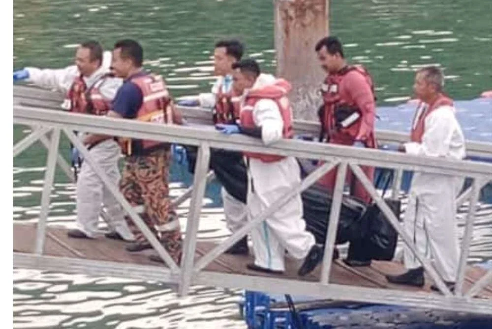 Mayat mangsa dibawa ke jeti Maritim Malaysia di Langkawi dan diserahkan kepada pihak polis untuk tindakan lanjut. Foto Maritim Malaysia