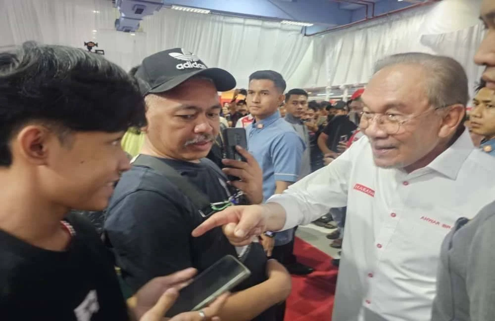 Anwar beramah mesra dengan anak muda semasa hadir pada program PM Sayang Sabah DUN Petagas, Putatan pada Sabtu. 