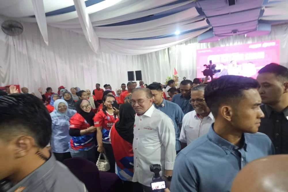Anwar ketika hadir ke program PM Sayang Sabah DUN Petagas.