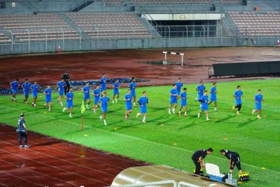 Skuad Harimau Malaya giat menjalani latihan sebagai persiapan menghadapi Nepal pada Selasa ini. Foto Malaysia NT