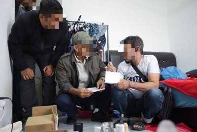 Sindiket mempunyai pakar grafik, IT dan percetakan untuk direkrut bagi memalsukan dokumen imigresen.