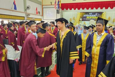 Bastien (tengah) menghadiri Majlis Apresiasi SMK Dato' Bentara Dalam, Segamat.