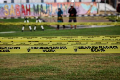 Tali pita keselamatan SPR dipasang untuk penyokong parti politik bagi melancarkan proses hari penamaan calon PRN17 di Dewan Seri Sulaman. Foto Bernama