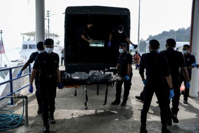 Mayat mangsa bot karam dipindahkan dari Hospital Sultanah Maliha ke Hospital Sultanah Bahiyah menggunakan kapal kargo Polis Diraja Malaysia (PDRM) PLC-5 untuk siasatan forensik. Foto Bernama
