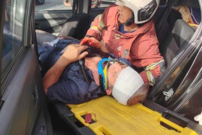 Bomba mengeluarkan mangsa tersepit akibat kemalangan melibatkan tiga kereta pada Sabtu.