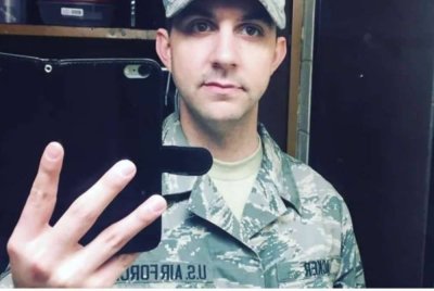 Acker ditemui meninggal dunia dalam mesin pengendalian surat USPS di Allen Park, Michigan.