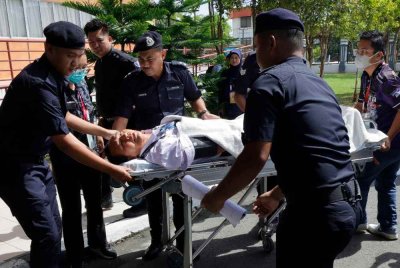 Dusi terpaksa dikejarkan ke Hospital Tuaran bagi mendapatkan rawatan lanjut ketika proses penamaan calon PRN Sabah ke-17 berlangsung di Dewan Seri Sulaman pada Sabtu. Foto Bernama