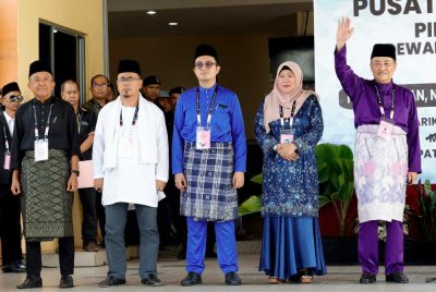 Hajiji (kanan) diumumkan sebagai calon yang bertanding bagi kerusi DUN) Sulaman sempena PRN Sabah ke-17 di Dewan Seri Sulaman pada Sabtu. Foto Bernama