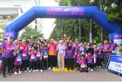 Peserta kategori 5km merakamkan gambar kenangan bersama Tengku Permaisuri Norashikin. - Foto: Jabatan Media dan Strategik Komunikasi MSU