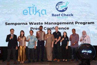 Dari kiri: Pengurus Projek Marea, Ahmad Zhafri Samsudin; Naib Presiden Pemasaran Etika Sdn Bhd, Amy Gan; bekas Menteri Sumber Asli dan Kelestarian Alam, Nik Nazmi Nik Ahmad; Ketua Pegawai Eksekutif Kumpulan Syarikat Etika, T S Santharuban; Dr Dayang Siti Maryam Mohd Hanan dari KePKAS; Ketua Pegawai Eksekutif Reef Check Malaysia (RCM), Julian Hyde; Ketua Pegawai Operasi RCM, Theresa Ng; wakil Kampung Sri Aman, Hassan Gabra Hajan serta Penolong Pegawai Tadbir Pejabat Daerah Semporna, Samsiah Sabdan ketika merasmikan majlis pelancaran Program Pengurusan Sisa Semporna pada Selasa. Foto Etika Sdn Bhd