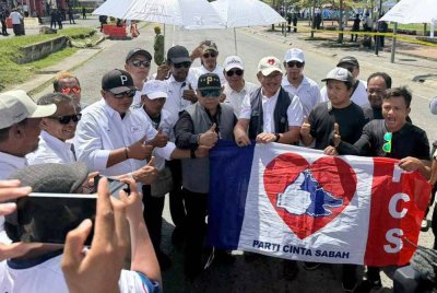 Pandikar Amin (tengah) bersama penyokong pada hari penamaan calon PRN Sabah ke-17 pada Sabtu. Foto FB Pandikar Amin 