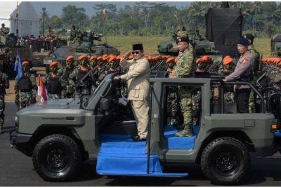 Prabowo Subianto ketika memeriksa barisan anggota tentera dari sebuah kenderaan semasa upacara Operasi Pasukan dan Penghormatan Ketenteraan di Lapangan Udara Suparlan, Bandung, Jawa Barat pada 10 Ogos 2025. - Foto: AFP