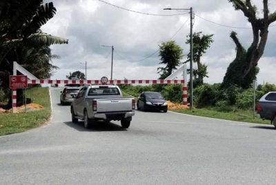 Palang setinggi 2.1 meter di laluan berkenaan didakwa menjejaskan pengguna jalan raya.