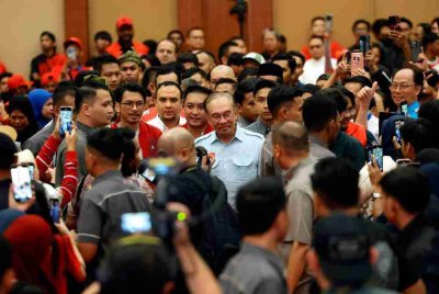 Anwar hadir pada Dialog Anak Muda bersama Perdana Menteri di TCC Penampang pada Sabtu. Foto: Bernama 