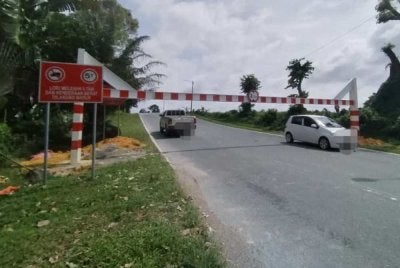 Ramai merungut selepas palang setinggi 2.1 meter dipasang di laluan Bandar Putra ke Lapangan Terbang Senai.