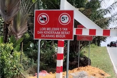 Papan tanda larangan lori melebihi muatan 5 tan dan kenderaan berat tidak dibenarkan menggunakan laluan terbabit.