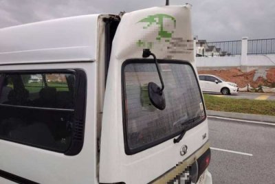 Kenderaan yang rosak akibat terkena palang rendah di laluan tersebut.